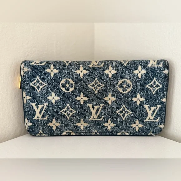 LOUIS VUITTON Zippy Denim Wallet - Picture 3 of 8